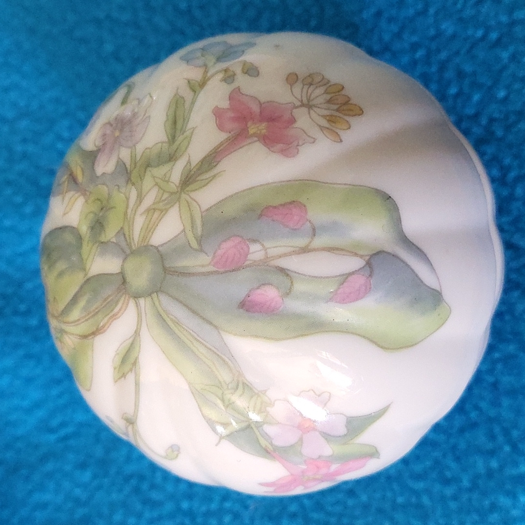 Vintage Elizabeth Arden Porcelain Trinket Box 28$